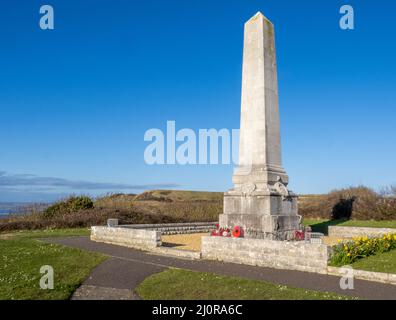 Cenotaph war Memorial mit Blick auf den Strand von Censil auf der Isle of Portland in Dorset, Großbritannien Stockfoto