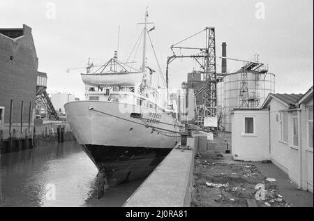 Der hier gesehene Untersetzer Hydrus vertäut im Fluss Hull 17.. Januar 1983 Stockfoto