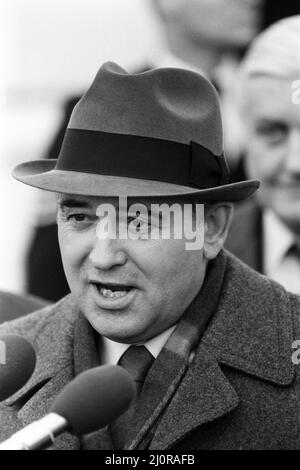 Der russische Politiker Michail Gorbatschow, der Mitglied des Politbüros ist, kommt zu einem offiziellen Besuch in London an. 15.. Dezember 1984. Stockfoto