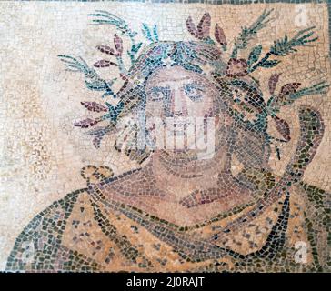 Paphos Zypern Haus Von Dionysos Vier Jahreszeiten Römisches Mosaik Herbst Gekrönt Mit Früchten Und Beeren Und Tragen Pruning Messer. Paphos, Zypern. Stockfoto