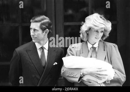 Prinz Harry verlässt das St. Mary's Hospital, London, nach der Geburt am Vortag, dem 16.. September 1984. Foto: Prinz Charles, Prinzessin Diana & Prinz Harry, Stockfoto