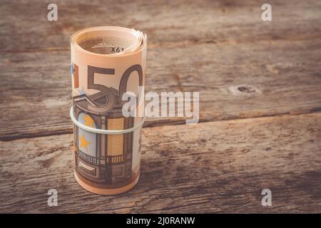 Rolle von fünfzig Euro-Banknoten mit einem Gummiband Stockfoto