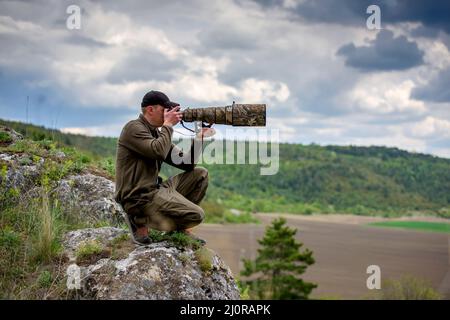 Naturfotograf im Sommer bei der Arbeit in freier Wildbahn Stockfoto