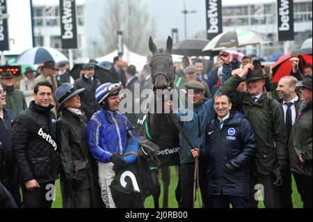 Queen Mother Champion Chase Race Sieger Energumene unter Paul Townend Tag 2, Rennen beim Cheltenham Gold Cup Festival in Cheltenham Racec Stockfoto