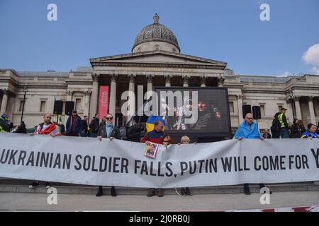 London, Großbritannien. 20.. März 2022. Auf dem Trafalgar-Platz versammeln sich weiterhin große Menschenmengen zur Unterstützung der Ukraine, während Russland seinen Angriff verstärkt. Kredit: Vuk Valcic/Alamy Live Nachrichten Stockfoto