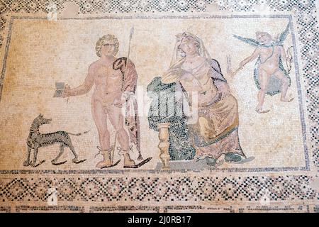 Mosaik im Haus des Dionysos, Paphos, Zypern: Szene zeigt Hippolytos und seinen Hund in einer Jagdszene, die einen Liebesbrief von Phaedra liest (rechts). Stockfoto