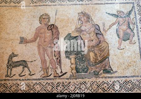 Mosaik im Haus des Dionysos, Paphos, Zypern: Szene zeigt Hippolytos und seinen Hund in einer Jagdszene, die einen Liebesbrief von Phaedra liest (rechts). Stockfoto