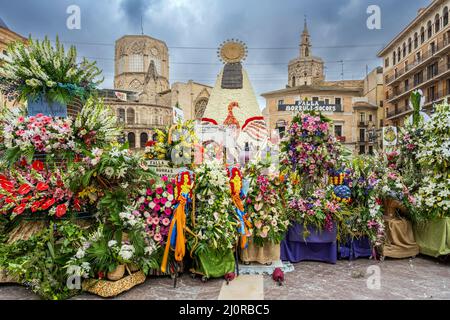 Die Zeremonie zur Blumengabe (ofrena de flors oder ofrenda de flores) während des jährlichen Fallas Festivals, Valencia, Spanien Stockfoto