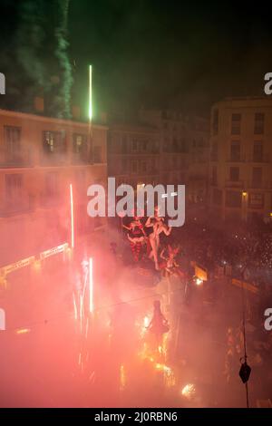 Menschen beobachten, wie eine Falla-Skulptur während des Crema-Ereignisses in der letzten Nacht des Fallas-Festivals in Valencia, Spanien, brennt Stockfoto