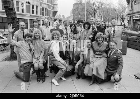 Eine Gruppe von Top-Schauspielern und Schauspielerinnen hat sich zusammen mit Ray Cooney am Shaftesbury Theatre zum Theatre of Comedy zusammengeschlossen. Heute gingen sie zum Theater, um es der Presse zu erzählen. Im Bild: Leslie Phillips, John Alderton, Richard Briers, Derek Nimmo, Geoffrey Palmer, Tom Conti, Pauline Collins, Julia McKenzie, Tom Courtenay, Maureen Lipman, Liza Goddard und ein Karton, der aus Bernard Cribbins herausgeschnitten wurde, der es nicht persönlich schaffen konnte. 8. Mai 1983. Stockfoto