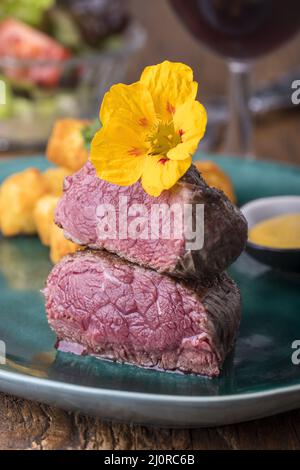 Steak mit Kroketten auf Holz Stockfoto