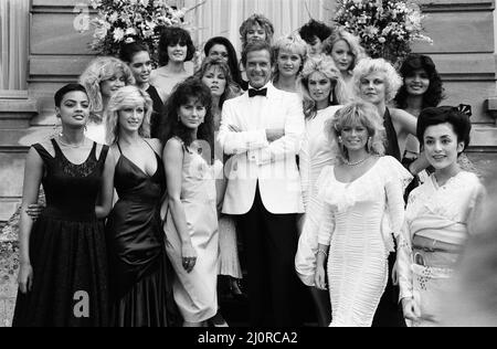 A View to a Kill 1984 James Bond Film, Photocall Outside the Chateau de Chantilly in France, Donnerstag, 16.. August 1984, Roger Moore als James Bond, MI6 Agent 007 mit Bond Girls. Stockfoto