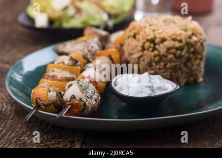 Fleisch auf Spieß mit Reis Stockfoto