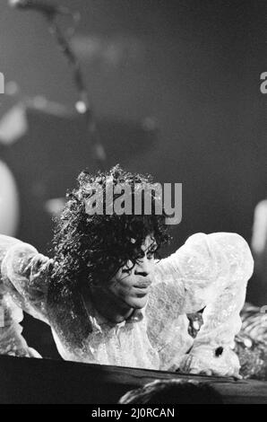 Prince spielt auf der Bühne in der Joe Louis Arena, Chicago, USA, 11.. November 1984. Die Purple Rain Tour. Stockfoto