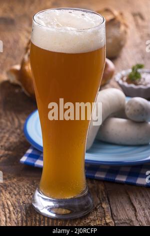 Bayerische Weißwurst mit Brezel auf Holz Stockfoto