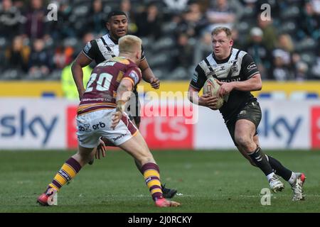 Jordan Johnstone (21) vom Hull FC läuft bei Oliver Wilson #20 von Huddersfield Giants Stockfoto