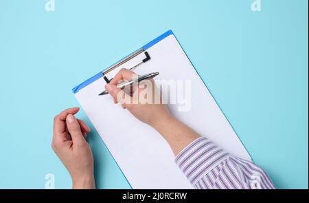 Leere weiße Blätter und zwei weibliche Hände, Draufsicht. Text schreiben, Liste Stockfoto
