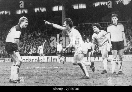 Fulham 2-2 Newcastle, Division zwei Liga Spiel im Craven Cottage, Samstag 26. Februar 1983. Terry McDermott kehrt im Triumph nach dem zweiten Tor von United ab. Auch abgebildet, Kevin Keegan. Schlechte Druckqualität Stockfoto