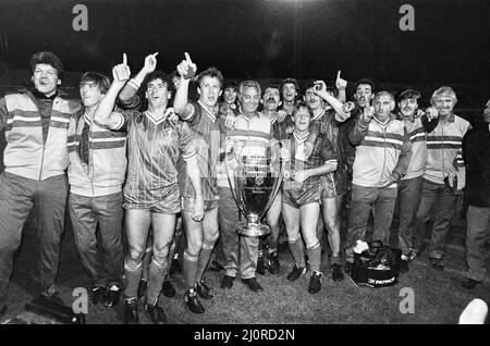 1984 EM-Finale im Stadio Olimpico, Rom. Liverpool 1-1 Als Roma. Liverpool gewann 4-2 bei den Elfmeterschießen. Liverpool Team und Management-Mitarbeiter feiern mit der Trophäe nach dem Spiel. In der Mitte hält Manager Joe Fagan die Trophäe, flankiert von Phil Neal auf der linken Seite und Sammy Lee auf der rechten Seite. 30. Mai 1984. Stockfoto