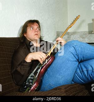 Musiker Meat Loaf spielt Gitarre. September 1983. Stockfoto