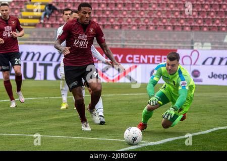 Stadio Oreste Granillo, Reggio Calabria, Italien, 19. März 2022, Michael Folorunsho reggina trägt den Ball während der Reggina 1914 gegen Cosenza Calcio - Stockfoto