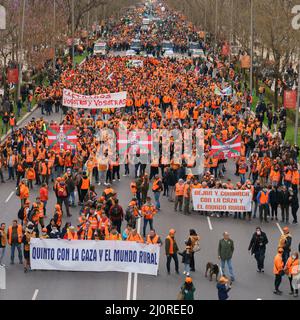 Madrid, Spanien. 17. März 2022. Die Menge der Demonstranten hält während eines Protestes Transparente und schwenkt Flaggen. Demonstration der Bauerngewerkschaften und Jagdverbände, die eine „Allianz für den ländlichen Raum“ bilden, um die wirtschaftliche und soziale Bedeutung des ländlichen Sektors zu markieren und in Madrid eine „Zukunft für den ländlichen Raum“ zu fordern. (Bild: © Atilano Garcia/SOPA Images via ZUMA Press Wire) Stockfoto