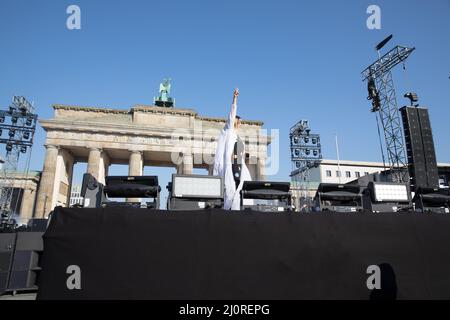 Berlin, Deutschland. 20. März 2022. Deutsche Popstars nehmen am Sonntag, 20. März 2022, an einem Friedenskonzert in Berlin Teil. Die Organisatoren dieses Konzerts namens Sound of Peace sagten in einer Erklärung, dass Musik Menschen vereint und Brücken baut, um Frieden, Menschenrechte und Demokratie zu schaffen. Außerdem wollten die Musiker ein lautes Signal der Opposition gegen den Krieg in der Ukraine senden. Zahlreiche deutsche Prominente unterstützten die Veranstaltung. Die deutsche Sängerin Mieze Katz, Maria Mummert in Berlin. (Foto: Michael Kuenne/PRESSCOV/Sipa USA) Quelle: SIPA USA/Alamy Live News Stockfoto