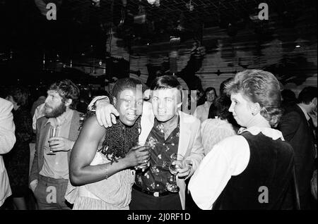 Top of the Pops 1000. Programmparty. Im Bild Tony Blackburn und Gast bei der Party im Gardens Night Club in Kensington, London. 5. Mai 1983. Stockfoto