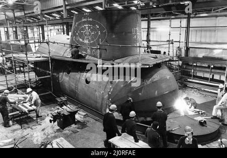 The Yellow Submarine in Liverpool, eine große Modelldarstellung des U-Bootes aus dem Animationsfilm Yellow Submarine, inspiriert vom gleichnamigen Lied auf dem Beatles-Album Revolver. Es wurde von einer Gruppe von etwa 80 Auszubildenden von Cammell Laird's Werft für die Ausstellung auf dem International Garden Festival in Liverpool im Jahr 1984 gebaut. Bild zeigt: Das U-Boot im Bau bei der Cammell Laird Werft in Birkenhead. 14.. Februar 1984. Stockfoto