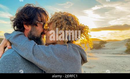 Erwachsene reifen glückliches Paar in der Liebe Kuss mit Zärtlichkeit und Süße zusammen. Beziehung in Outdoor-Freizeitaktivitäten mit Mann und Frau umarmt Witz Stockfoto