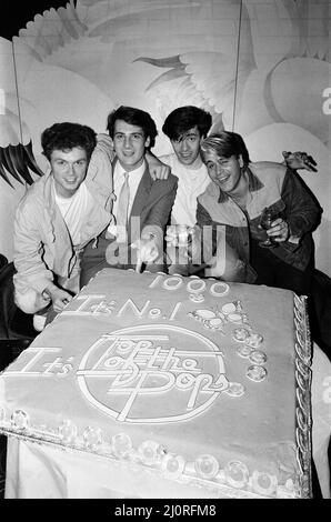 Top of the Pops 1000. Programmparty. Im Bild: Mitglieder des Spandau Ballet mit dem Top of the Pops Cake im Gardens Night Club in Kensington, London. 5. Mai 1983. Stockfoto