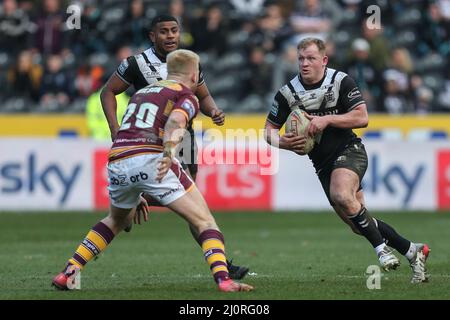 Jordan Johnstone (21) vom Hull FC läuft am 3/20/2022 bei Oliver Wilson #20 von Huddersfield Giants in. (Foto von David Greaves/News Images/Sipa USA) Quelle: SIPA USA/Alamy Live News Stockfoto