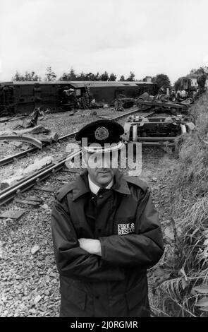 Der Absturz des Schlafzuges von Aberdeen nach London, der auf der Notorius Morpeth-Kurve, nur eine halbe Meile vom Bahnhof entfernt, von der Strecke abstürzte. Der Absturz ereignete sich am 24.. Juni 1984 um 10 Minuten nach Mitternacht.der Feuerwehrmann Dennis Mee war am Unfallort Stockfoto