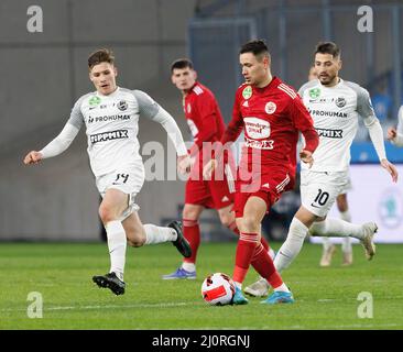 BUDAPEST, UNGARN - 19. MÄRZ: Yanis Karabelyov von Kisvarda Master Good übergibt den Ball zwischen -H14 (l) und Gheorghe Grozav von MTK Budapest (r) während des ungarischen OTP Bank Liga-Spiels zwischen MTK Budapest und Kisvarda Master Good am 19. März 2022 im Hidegkuti Nandor-Stadion in Budapest, Ungarn. Stockfoto