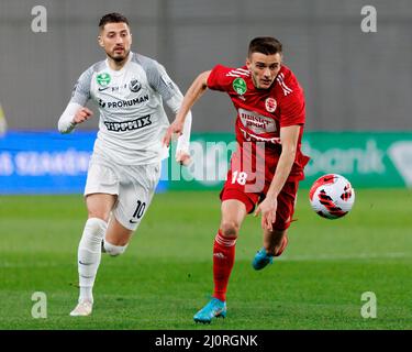 BUDAPEST, UNGARN - 19. MÄRZ: Gheorghe Grozav von MTK Budapest jagt Bogdan Melnyk von Kisvarda Master Good während des ungarischen OTP Bank Liga Spiels zwischen MTK Budapest und Kisvarda Master Good am 19. März 2022 im Hidegkuti Nandor Stadion in Budapest, Ungarn. Stockfoto