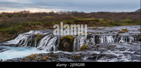 Malerischer Wasserfall Bruarfoss Herbstansicht. Die Jahreszeit ändert sich im südlichen Hochland Islands. Stockfoto