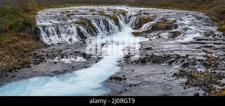 Malerischer Wasserfall Bruarfoss Herbstansicht. Die Jahreszeit ändert sich im südlichen Hochland Islands. Stockfoto