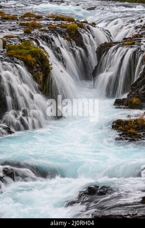 Malerischer Wasserfall Bruarfoss Herbstansicht. Die Jahreszeit ändert sich im südlichen Hochland Islands. Stockfoto
