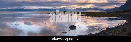 Sunrise Stokksnes Cape Sea Beach, Island. Atemberaubende Naturkulisse, beliebtes Reiseziel. Stockfoto