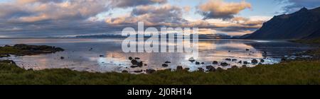 Sunrise Stokksnes Cape Sea Beach, Island. Atemberaubende Naturkulisse, beliebtes Reiseziel. Stockfoto