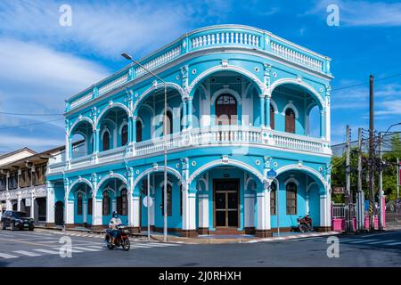 Phuket Altstadt an einem sonnigen Morgen mit bunten Gebäuden Straße im portugiesischen Stil Romani in Phuket Stadt. Auch Chin genannt Stockfoto