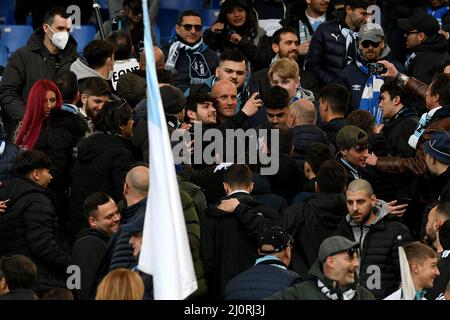 Rom, Italien. 20. März 2022. Ehemaliger Spieler von ss lazio Tommaso Rocchi in der Kurve Nord mit SS Lazio Supporters während der Serie A Spiel zwischen AS Roma und SS Lazio im Stadio Olimpico, Rom, Italien am 20. März 2022. Kredit: Giuseppe Maffia/Alamy Live Nachrichten Stockfoto