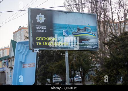 Odesa, Ukraine. 15. März 2022. „Wir dienen und schützen“ Werbetafeln in ganz Odesa, die eine Botschaft an Putin und die russischen Streitkräfte senden. Die Vorbereitungen in der Hafenstadt Odesa in der Ukraine gehen weiter, da russische Streitkräfte im Schwarzen Meer und in der Umgebung der Stadt innerhalb der ukrainischen Grenze mobilisieren. Mehr als drei Millionen Menschen sind aus der Ukraine in Nachbarländer geflohen, seit Russland am 24. Februar eine großangelegte Invasion des Landes eingeleitet hat. (Foto: Michael Nigro/Pacific Press) Quelle: Pacific Press Media Production Corp./Alamy Live News Stockfoto