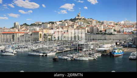 Der Hügel wird von der Basilika Notre-Dame de la Garde in Marseille überragt. Stockfoto