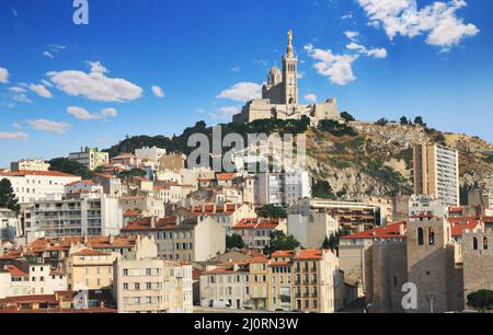 Der Hügel wird von der Basilika Notre-Dame de la Garde in Marseille überragt. Stockfoto