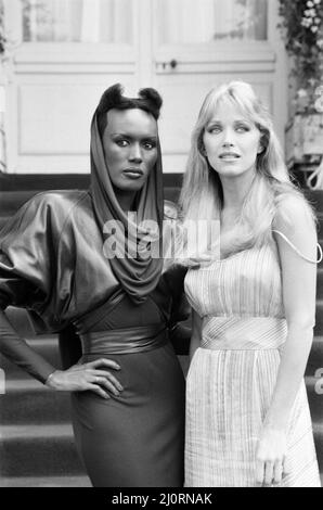 A View to a Kill 1984 James Bond Film, Photocall outside the Chateau de Chantilly in France, Donnerstag, 16.. August 1984, Tanya Roberts als Stacey Sutton und Grace Jones als May Day. Stockfoto