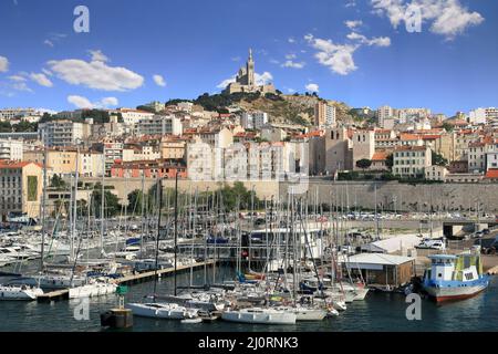 Der Hügel wird von der Basilika Notre-Dame de la Garde in Marseille überragt. Stockfoto