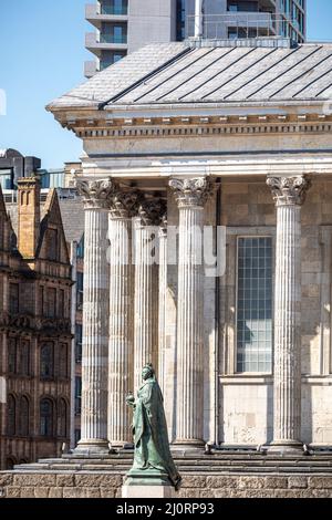 Großbritannien, Birmingham City Centre im Sonnenschein mit der Regeneration von Centenary Square, Victoria Square und Paradise Square. Bild von Shaun Fellows Stockfoto