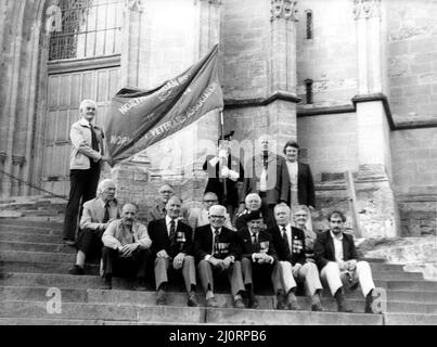 Der zweite Weltkrieg - der zweite Weltkrieg - die Veteranen des D-Day, mit denen Journalreporter Avril Deane zu den Stränden der Normandie, Frankreich, reiste. 6.. Juni 1984. Stockfoto