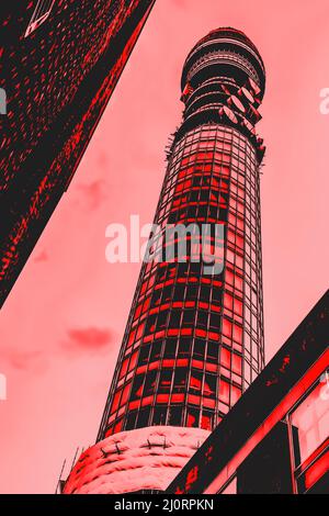 Weitwinkelansicht des BT Telecom Skyscraper Tower im Zentrum von London, in einem monochromatischen, lebendigen Rotton, aufgenommen am 23.. Juli 2011 Stockfoto
